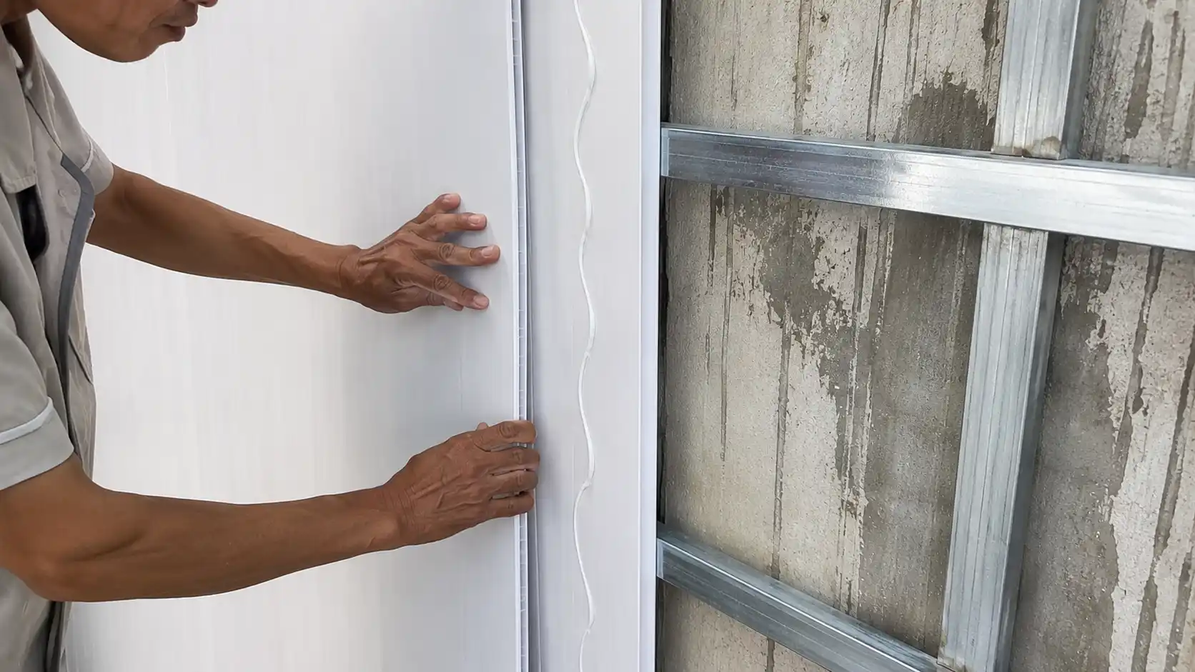 Bơm keo dán tấm nhựa ốp tường cách mép khóa ngàm để tránh phòi keo