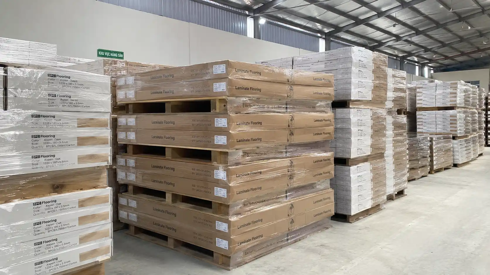 Các kiện hàng sàn nhựa hèm khóa SPC lưu trữ tại tổng kho Nam Tiến