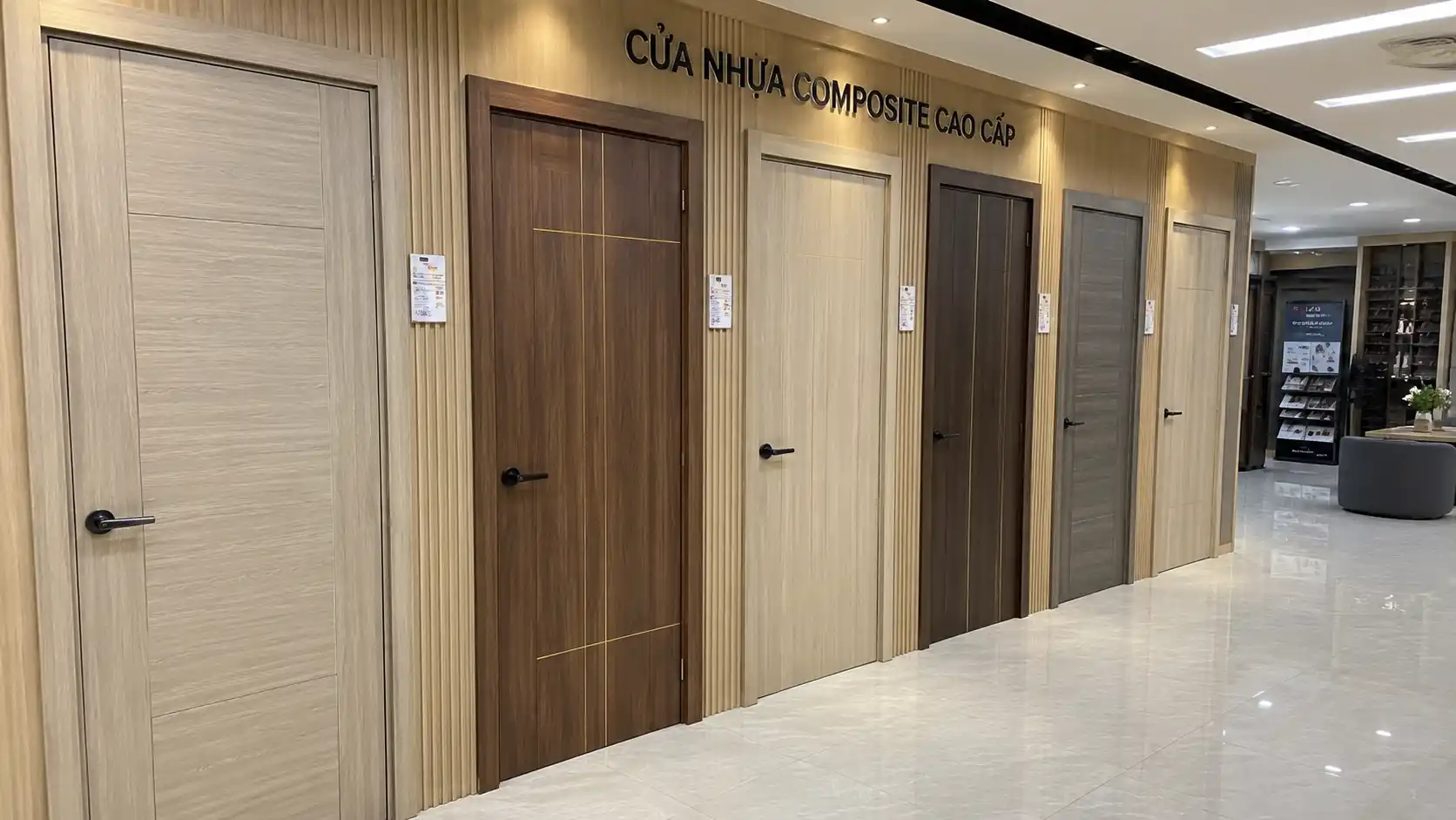 Showroom trưng bày các mẫu cửa nhựa composite vân gỗ sang trọng tại tổng kho