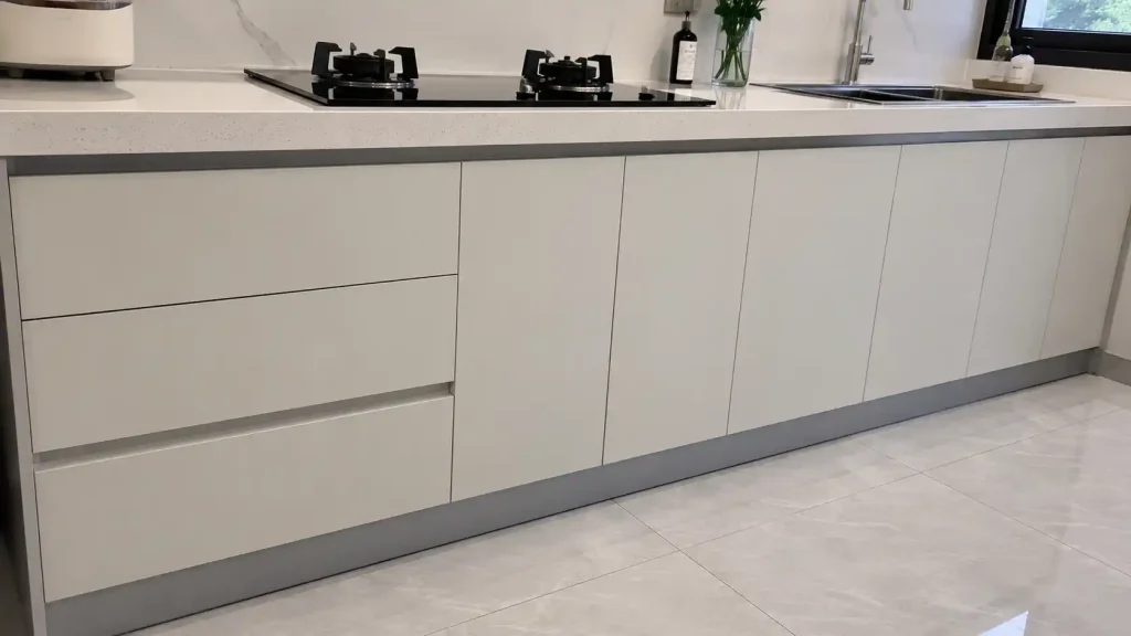 Cách chống chuột vào gầm tủ bếp triệt để bằng tấm chặn len chân đáy