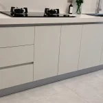 Cách chống chuột vào gầm tủ bếp triệt để bằng tấm chặn len chân đáy