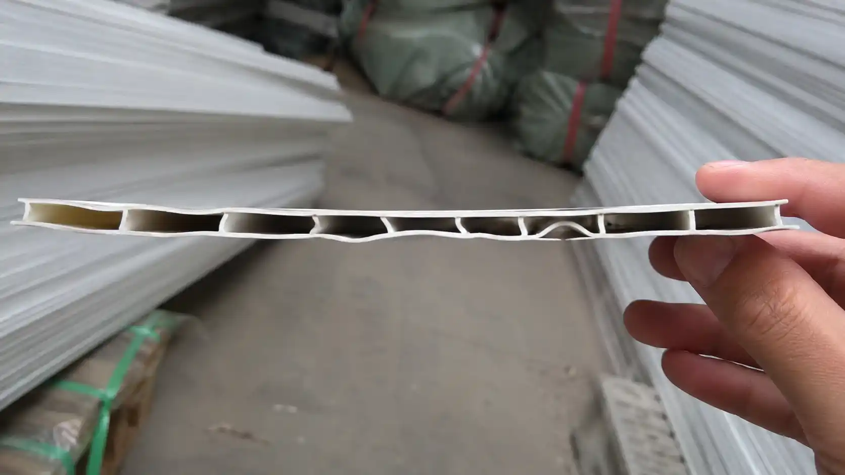 Cận cảnh độ dày mỏng và vách nhựa ọp ẹp của tấm nhựa ốp tường giá rẻ 5mm
