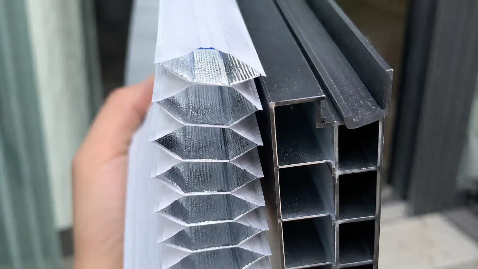 Chi tiết cấu tạo nếp gấp tổ ong tráng bạc cản nhiệt của vách ngăn xếp