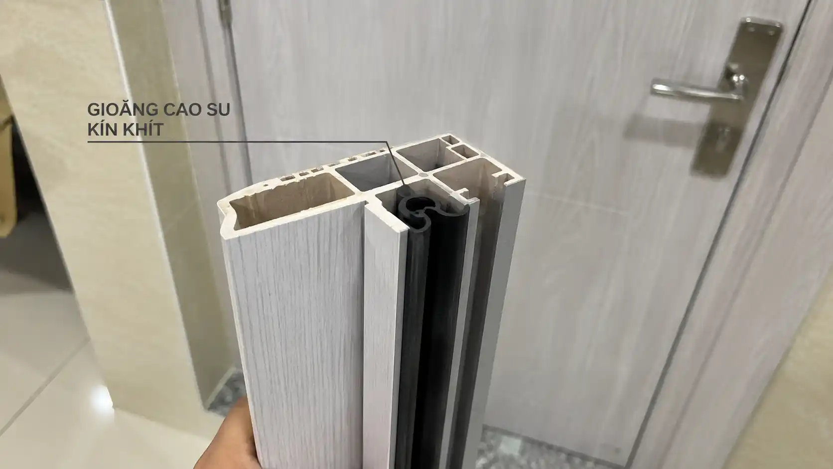 Chi tiết gioăng cao su cách âm giảm chấn trên khung bao cửa composite Nam Tiến