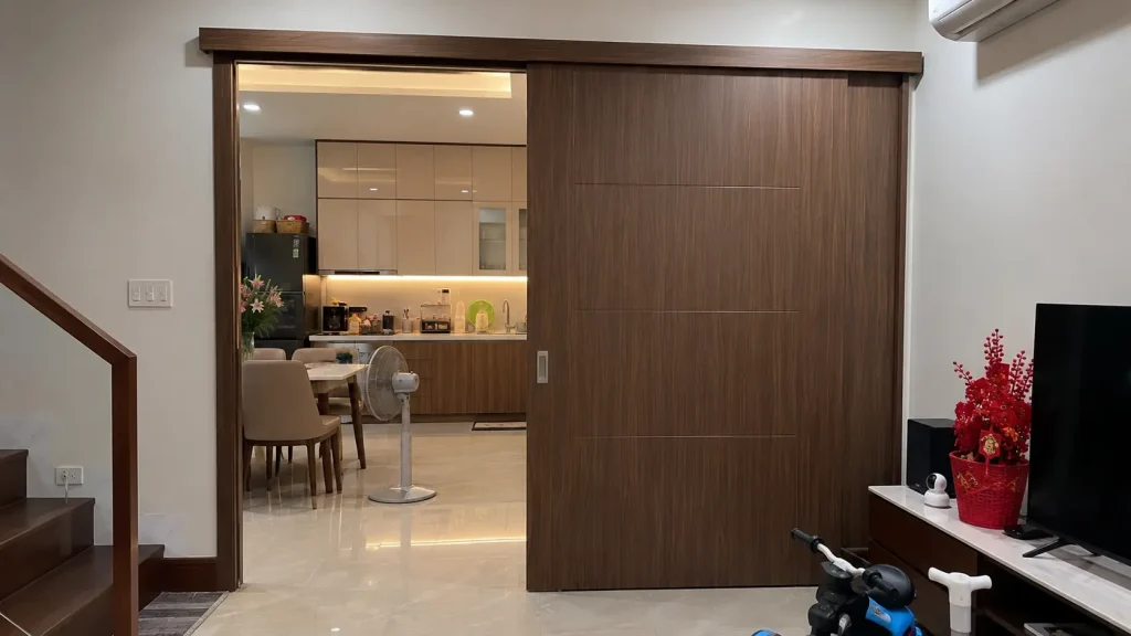 Cửa ngăn phòng thông minh dạng lùa nhựa composite phân chia phòng khách và phòng ngủ