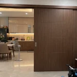 Cửa ngăn phòng thông minh dạng lùa nhựa composite phân chia phòng khách và phòng ngủ