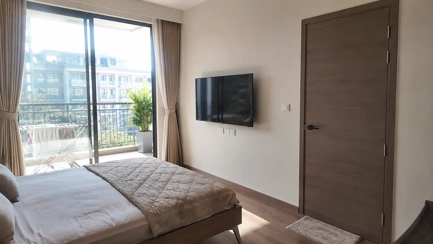 Cửa phòng ngủ bằng nhựa composite chịu nhiệt tốt ở khu vực hướng nắng