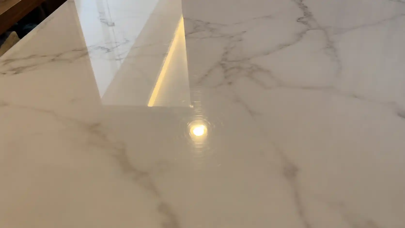 Độ bóng gương phản chiếu ánh sáng của màng phủ UV tấm PVC vân đá