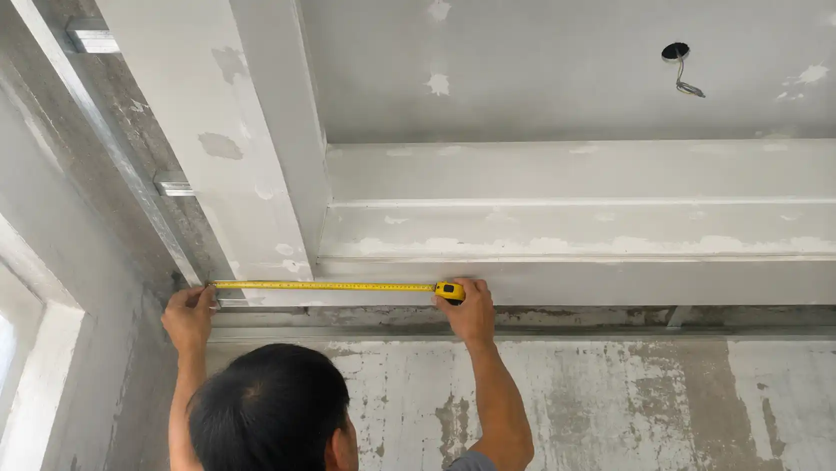 Đo đạc kích thước trần nhà để tính hướng lắp đặt ván nhựa lam sóng