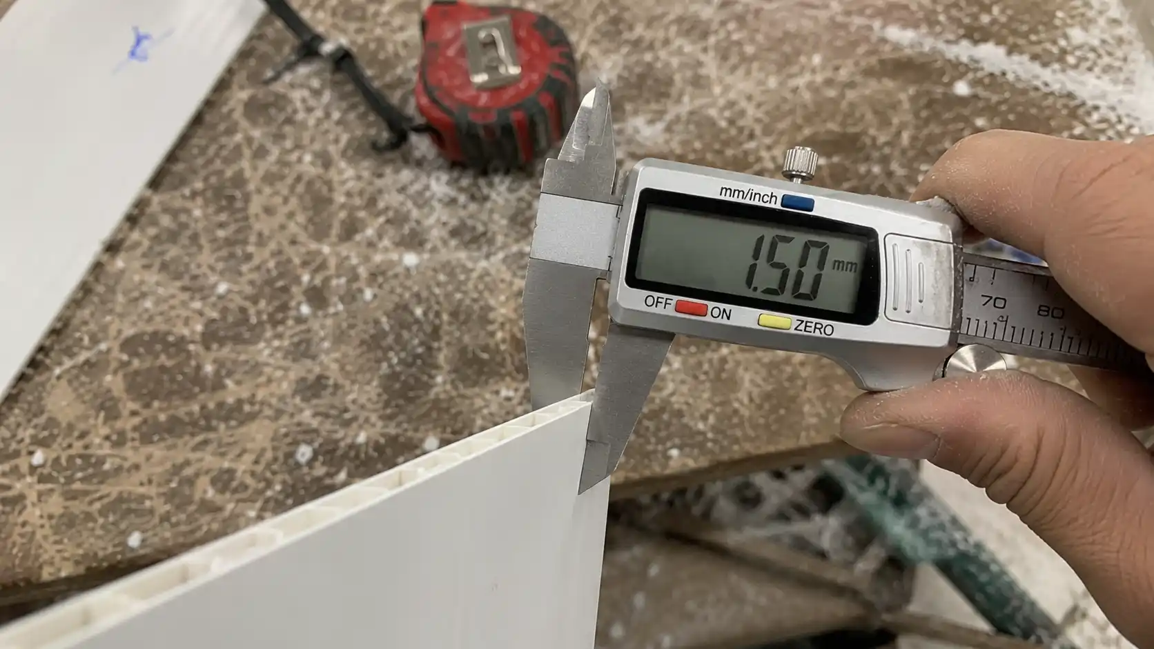 Dùng thước cặp đo độ dày vách ngoài của tấm nhựa thô