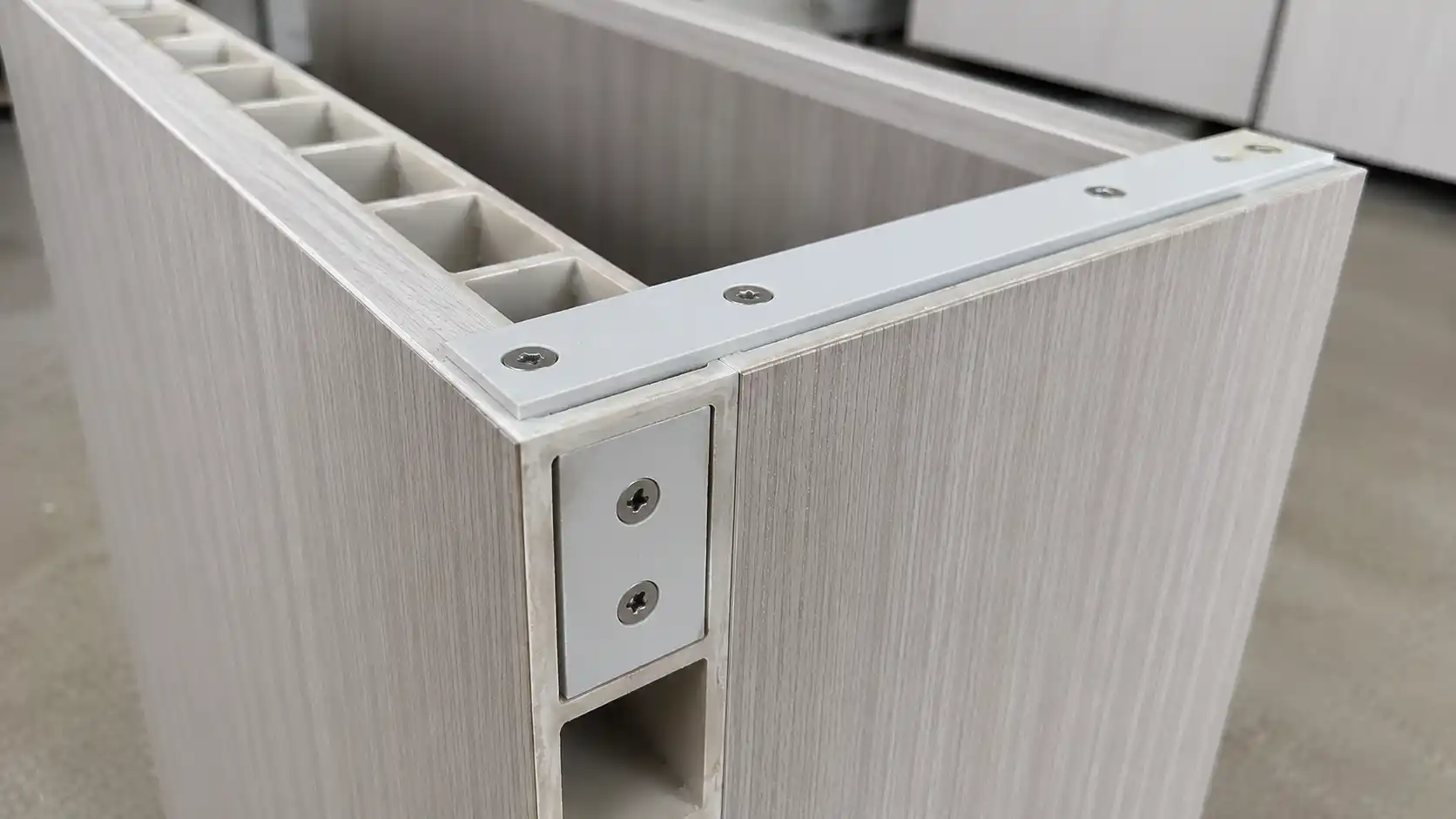 Gia cố giằng chịu tải và cốt đặc cho thùng tủ bếp dưới nhựa Ecoplast