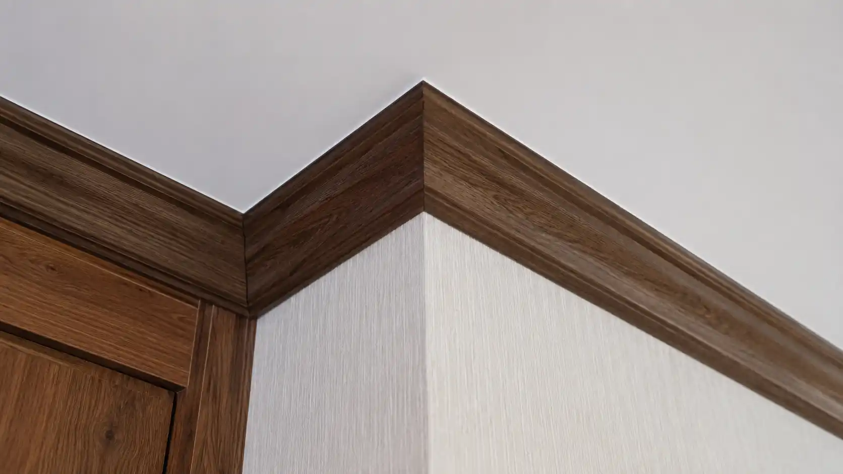 Góc cắt mỏi 45 độ của phào chỉ cổ trần nhựa lam sóng trang trí