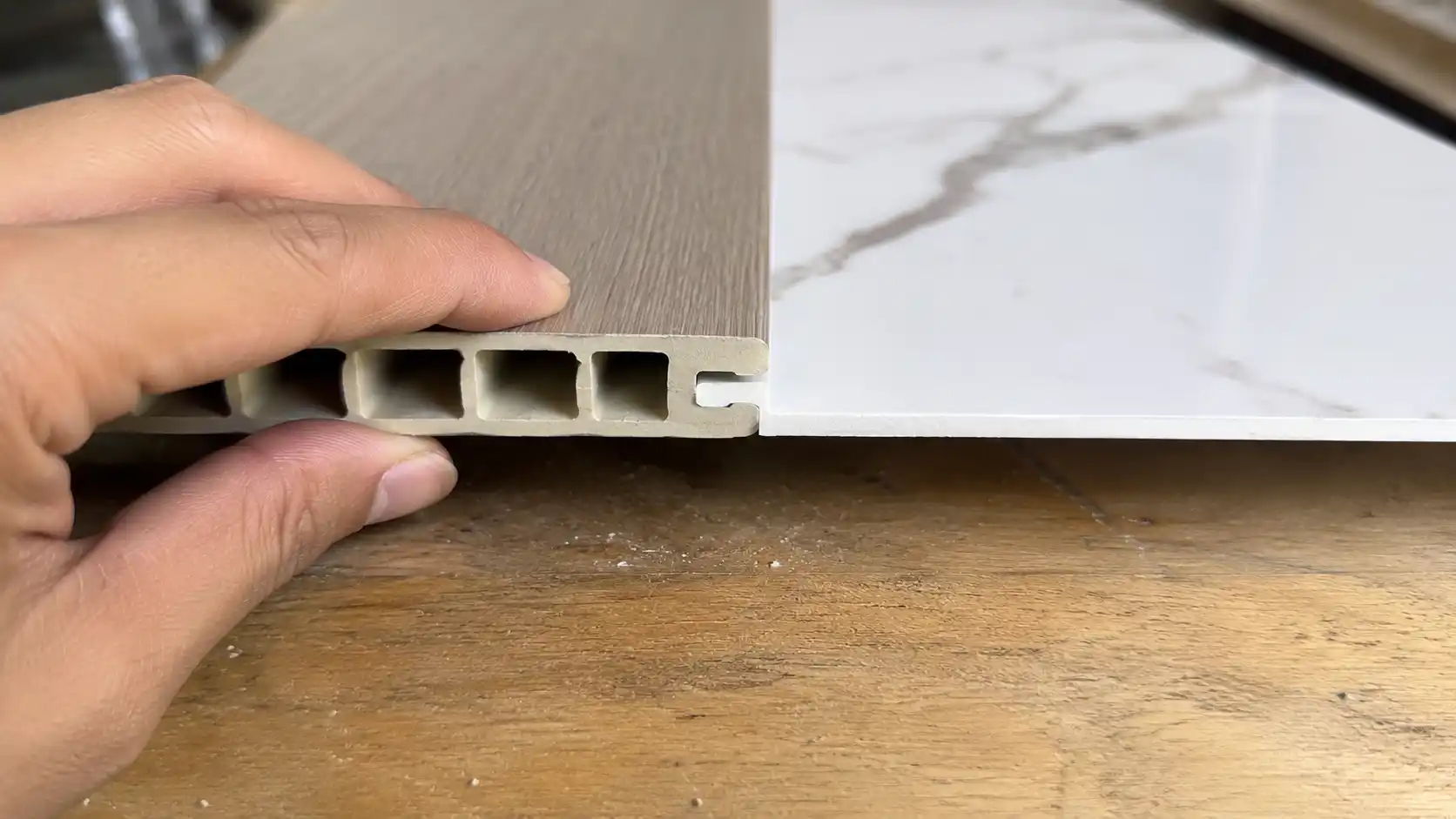 Hệ hèm khóa thông minh của tấm Nano và tấm PVC vân đá đặc mỏng dán keo