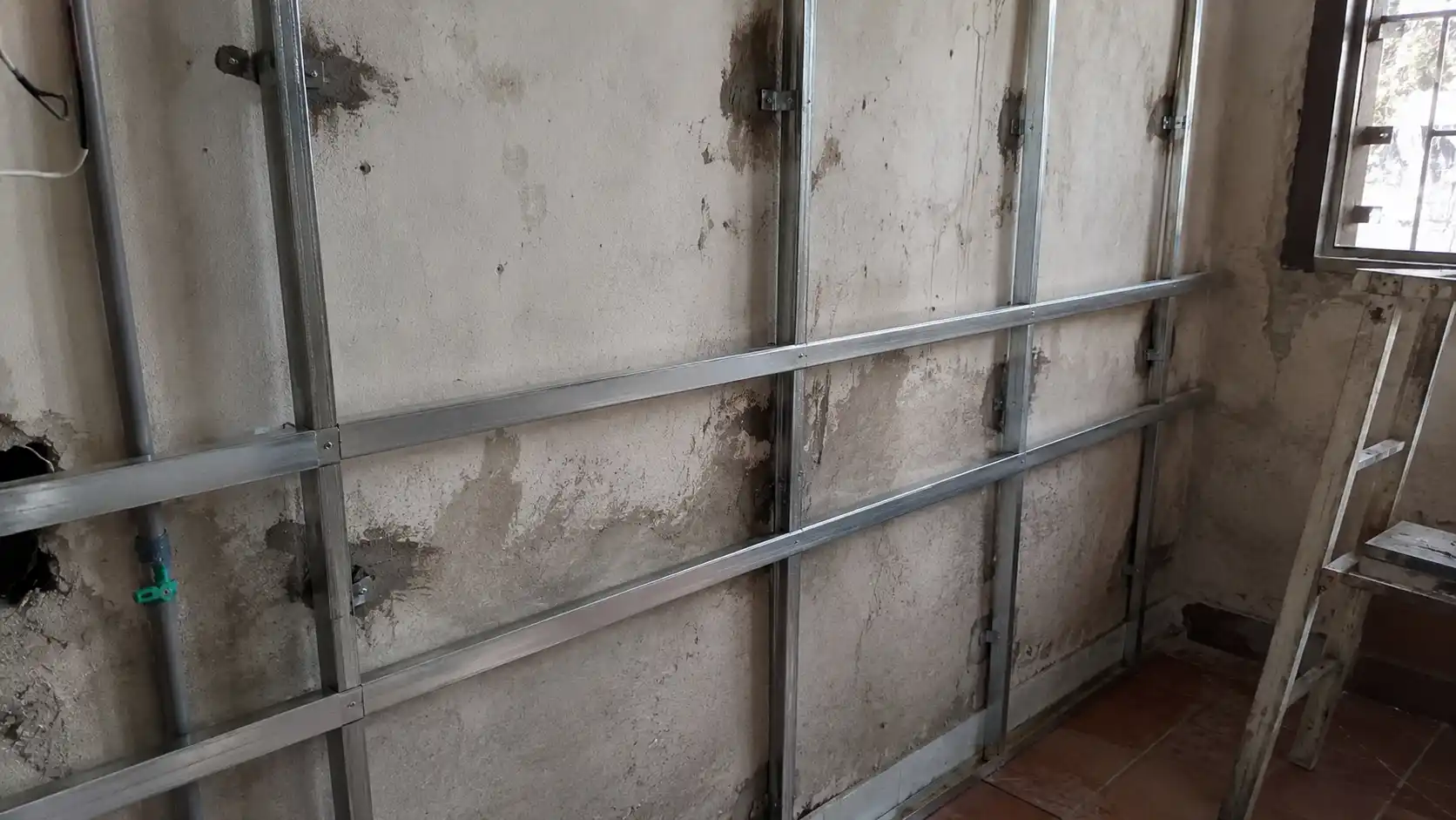 Hệ khung xương sắt kẽm chống ẩm mốc cho tường khi lắp đặt tấm nhựa