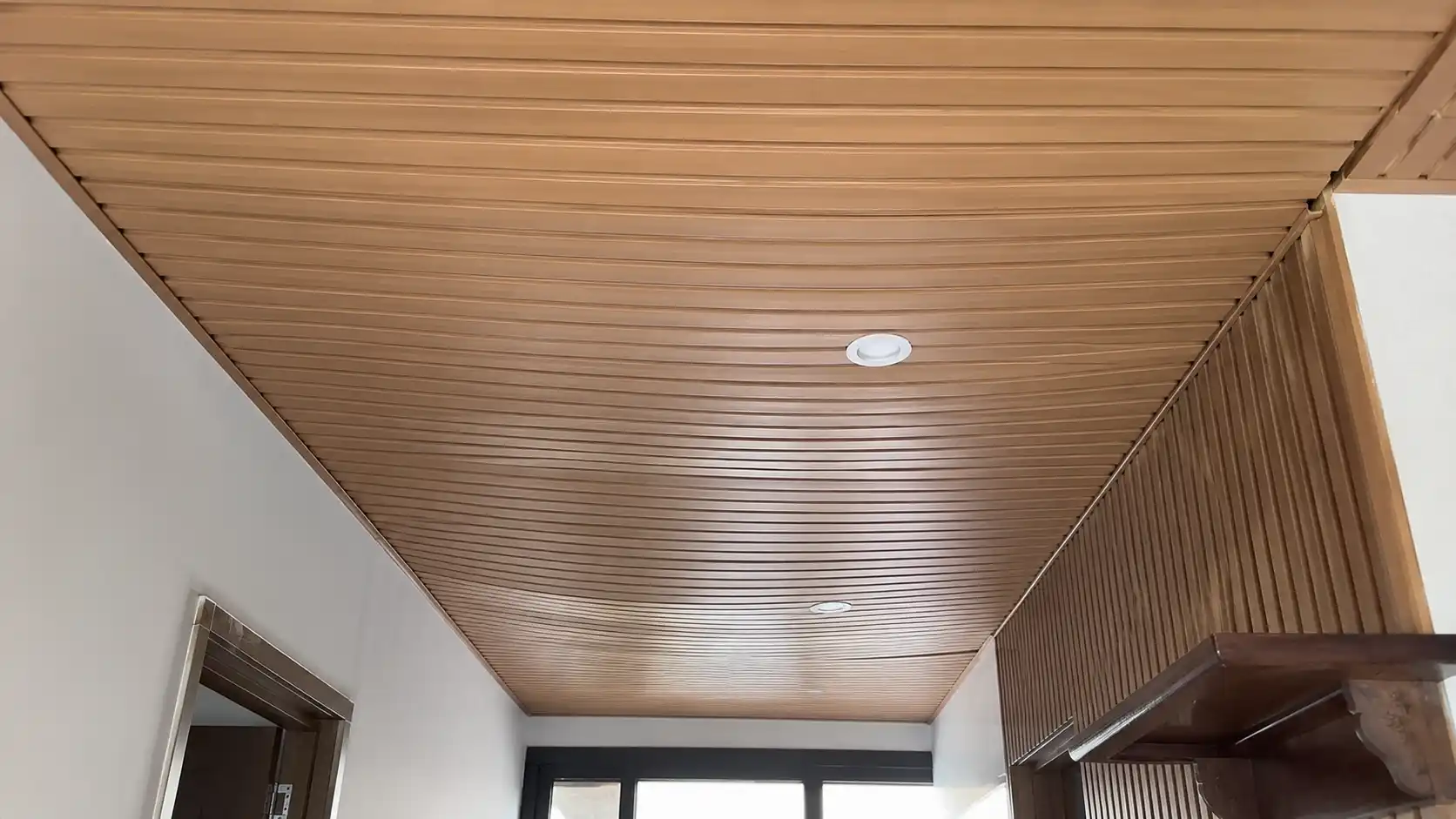 Hệ trần nhựa lam sóng bị võng sệ do thợ đi khung xương thưa quá mức