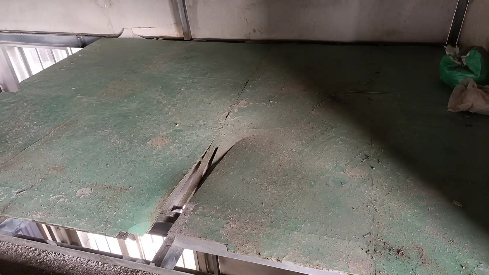 Hiện trạng sàn gác cũ lót bằng cốp pha nhựa bị võng nứt nguy hiểm