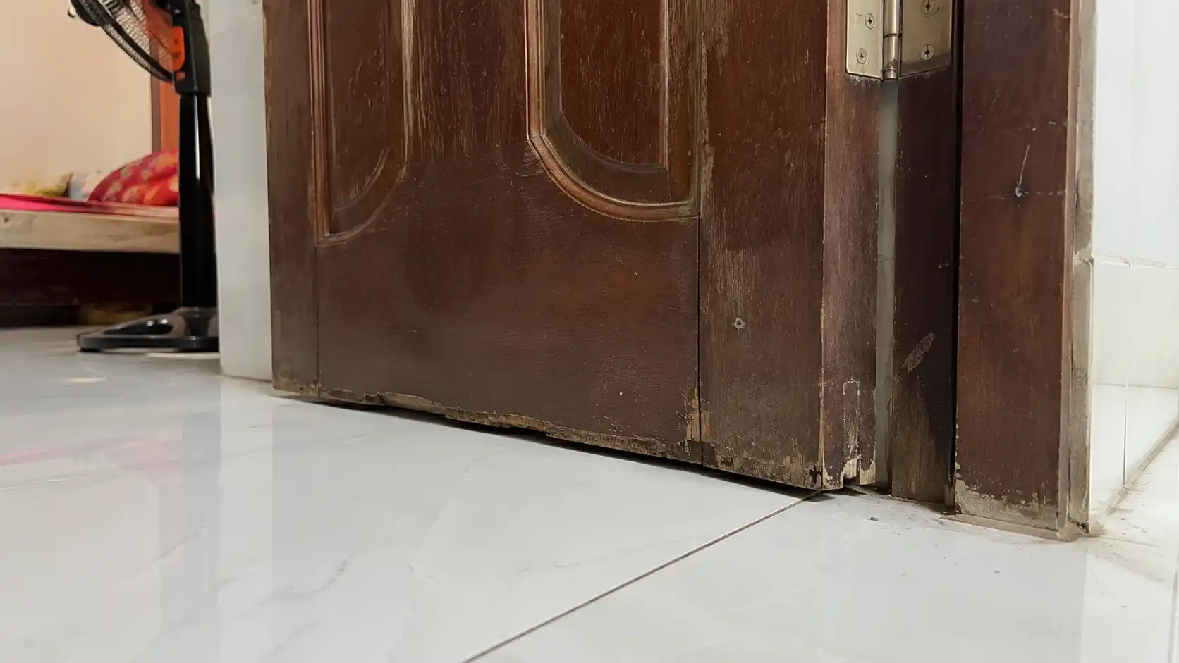 Hiện tượng cửa phòng ngủ nhà phố bị sệ cánh cọ sát làm xước gạch sàn