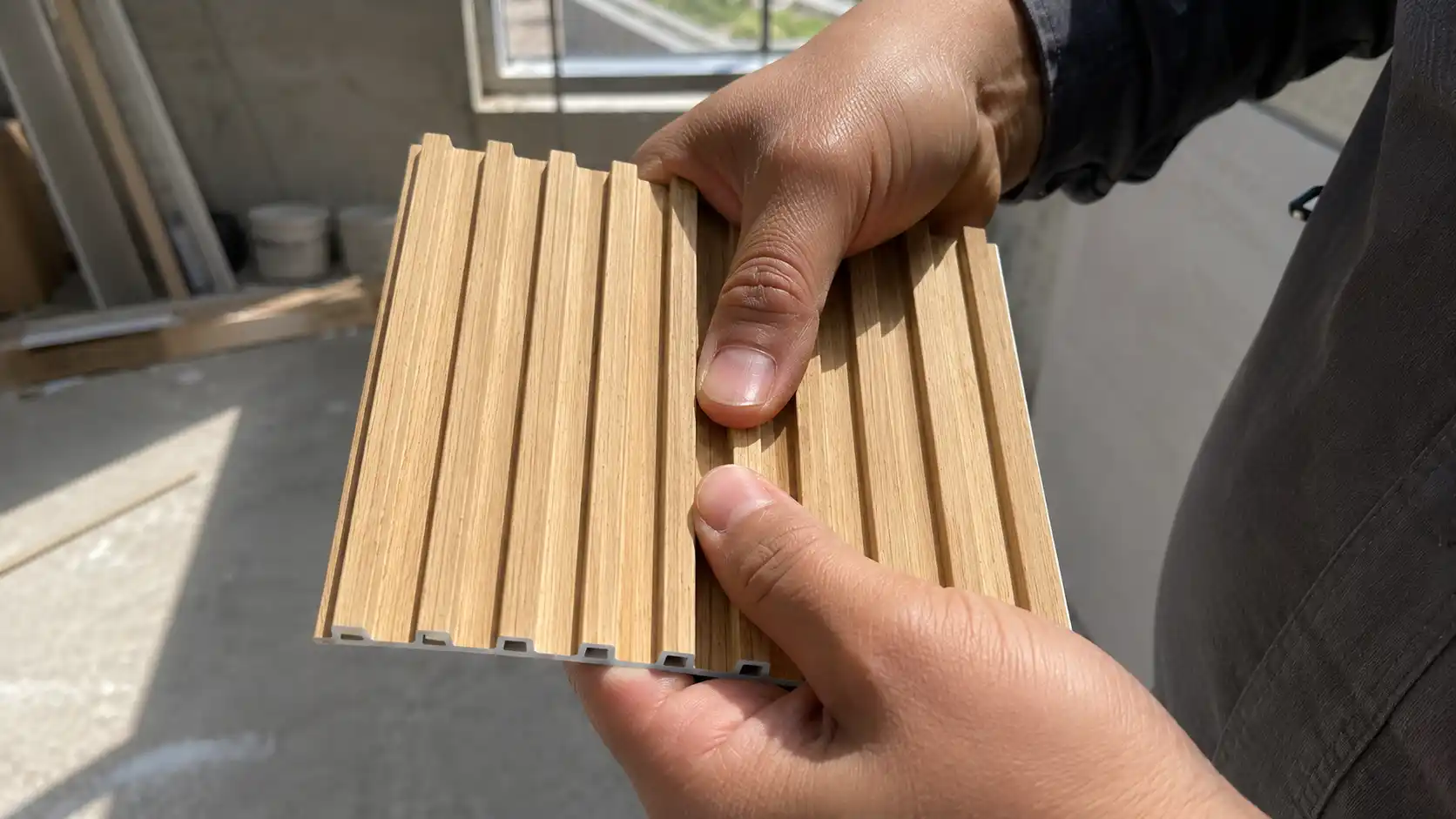 Kết cấu gân gia cường dày đặc của tấm lam nhựa 5 sóng chống móp méo