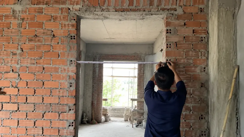 Khách hàng đo đạc ô chờ để chuẩn bị mua cửa nhựa composite thanh lý