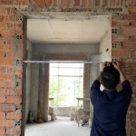 Khách hàng đo đạc ô chờ để chuẩn bị mua cửa nhựa composite thanh lý