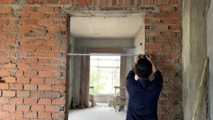 Khách hàng đo đạc ô chờ để chuẩn bị mua cửa nhựa composite thanh lý