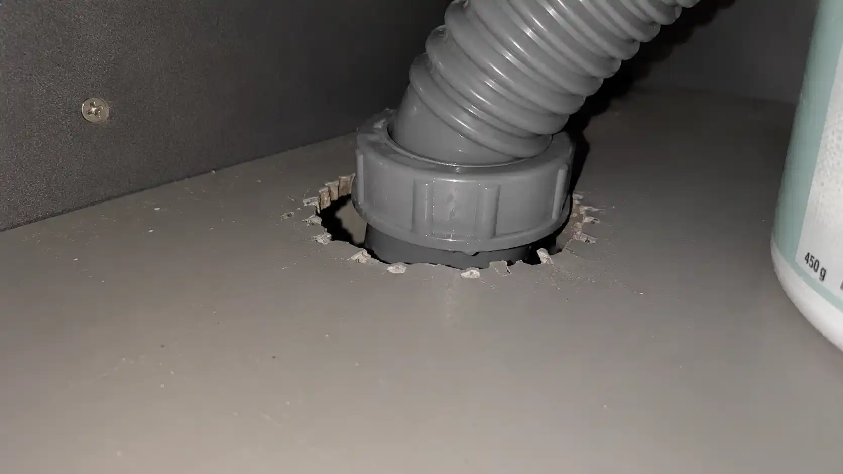 Khe hở lỗ khoét đường ống chậu rửa bát dưới tủ bếp dưới