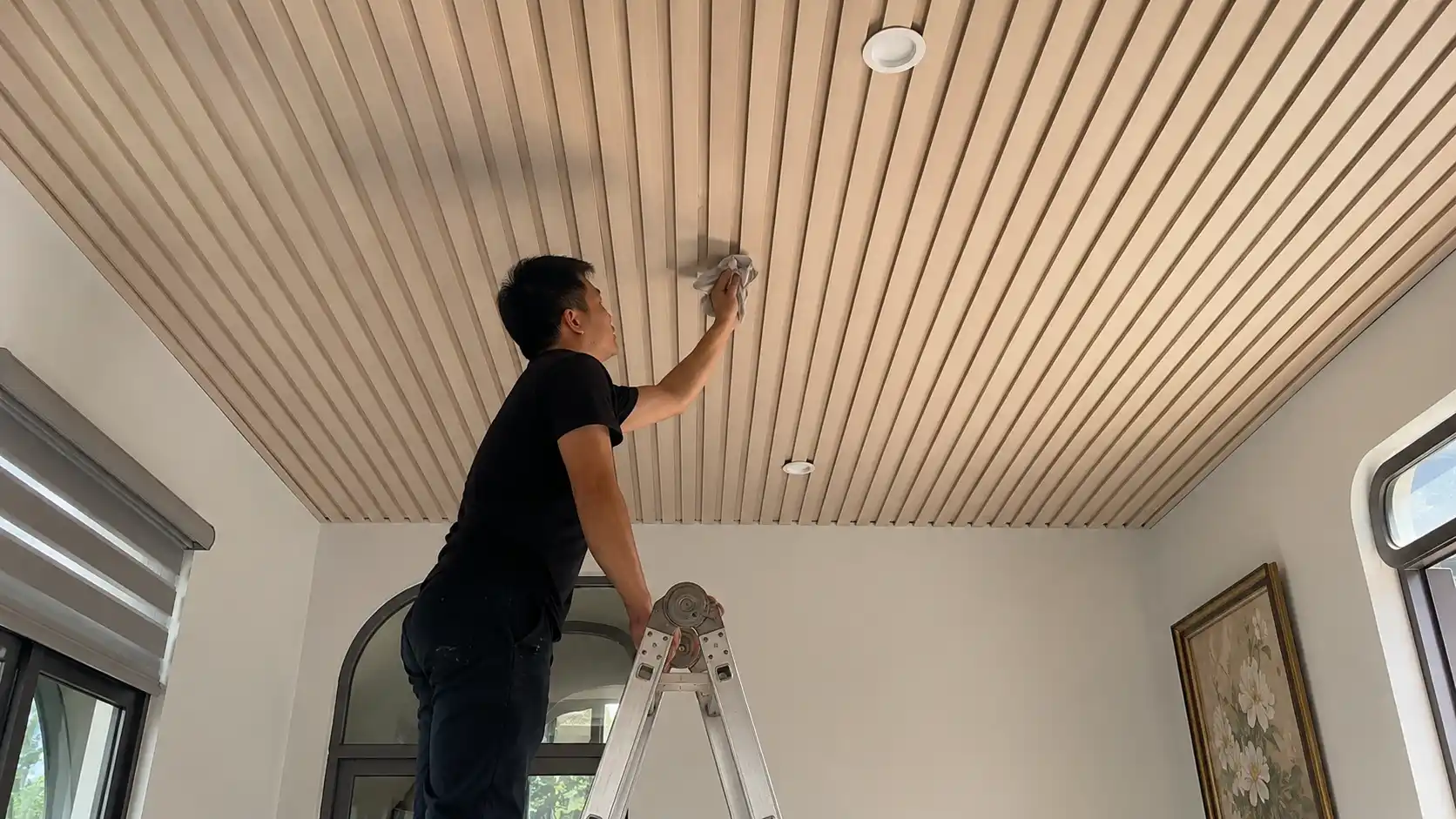 Khó khăn khi quét dọn bụi bẩn bám trong khe máng trần nhựa lam sóng
