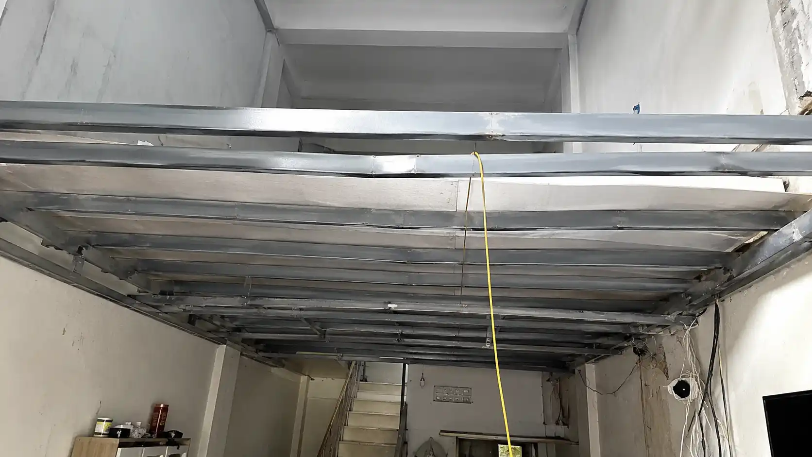 Khung xương sắt gác lửng bị đi quá thưa gây võng sàn nhựa