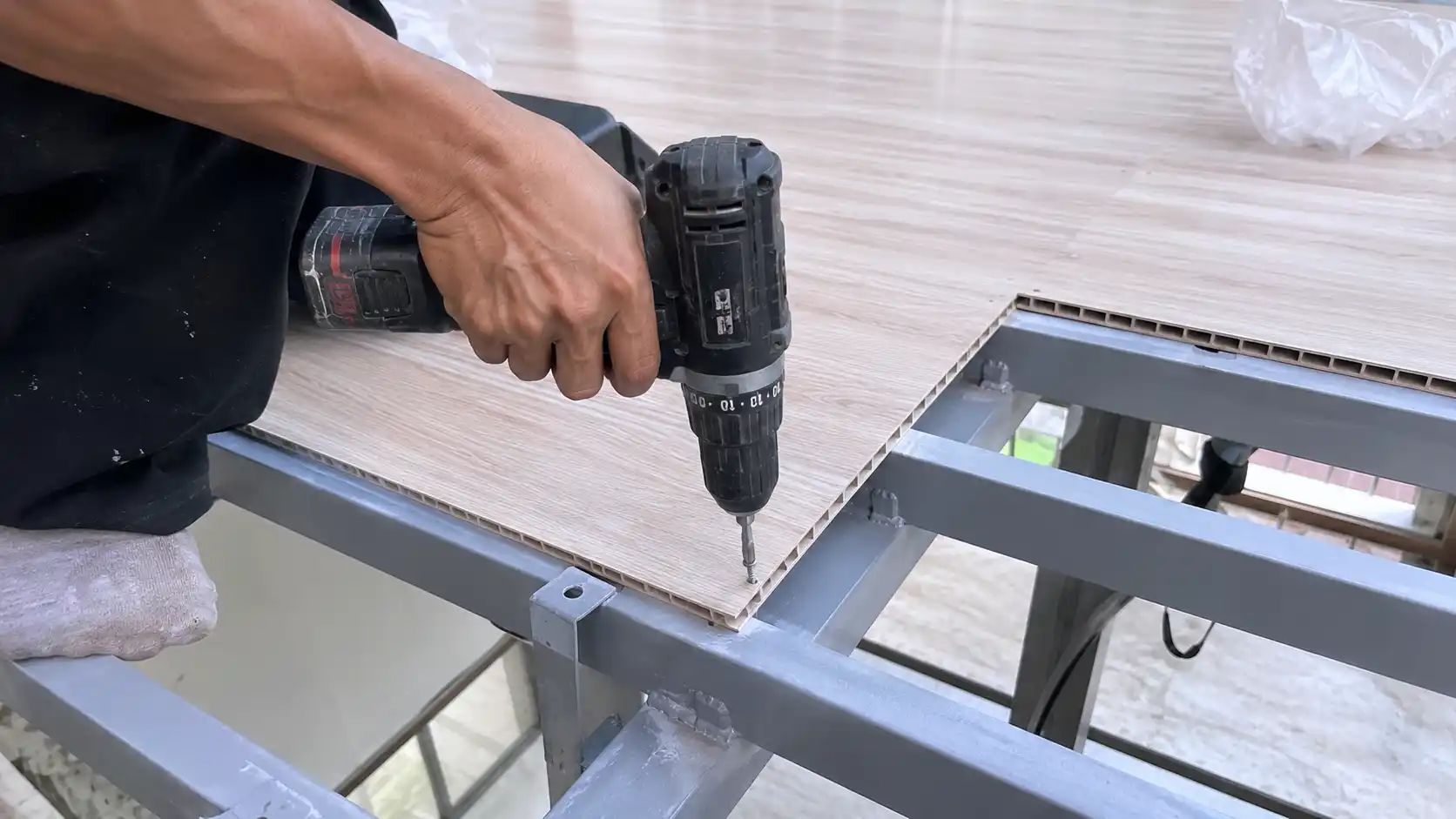 Kỹ thuật bắn vít liên kết cố định tấm lót gác Bento vào khung sắt hộp