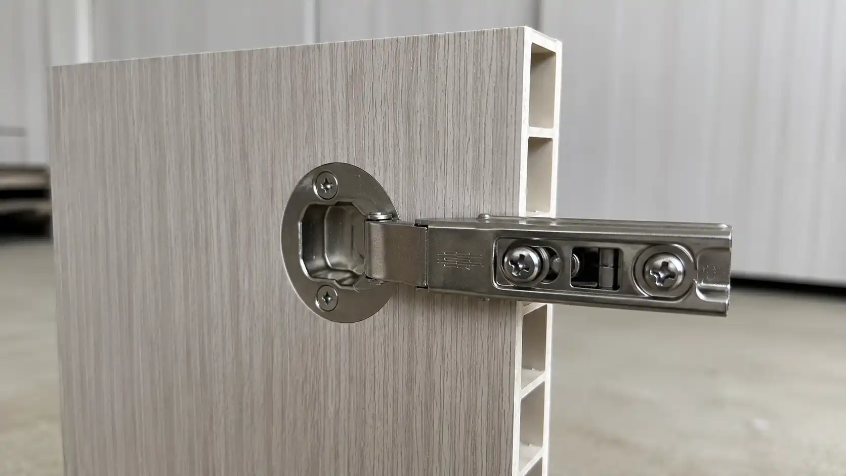 Kỹ thuật bắt bản lề cánh tủ bếp nhựa Ecoplast chống xệ