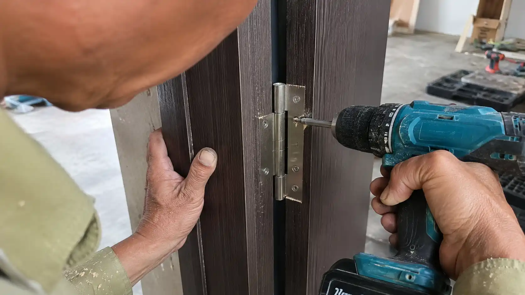 Kỹ thuật bắt vít bản lề bản lớn chịu lực vào khung bao cửa composite