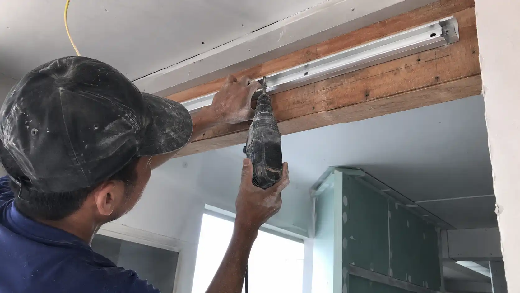 Kỹ thuật gia cố khung xương treo ray cửa trượt lùa ngăn phòng