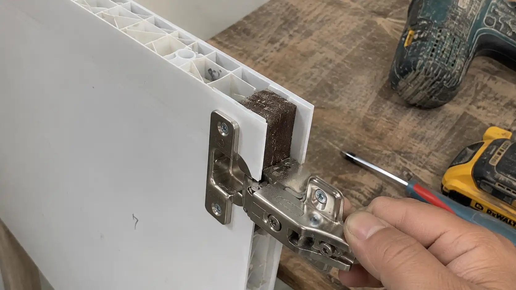 Kỹ thuật luồn cốt gỗ đặc vào trong khoang rỗng để bắt vít bản lề
