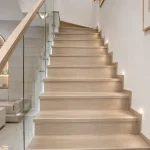 Mặt bậc cầu thang nhựa giả gỗ vân sồi sáng sang trọng sau cải tạo