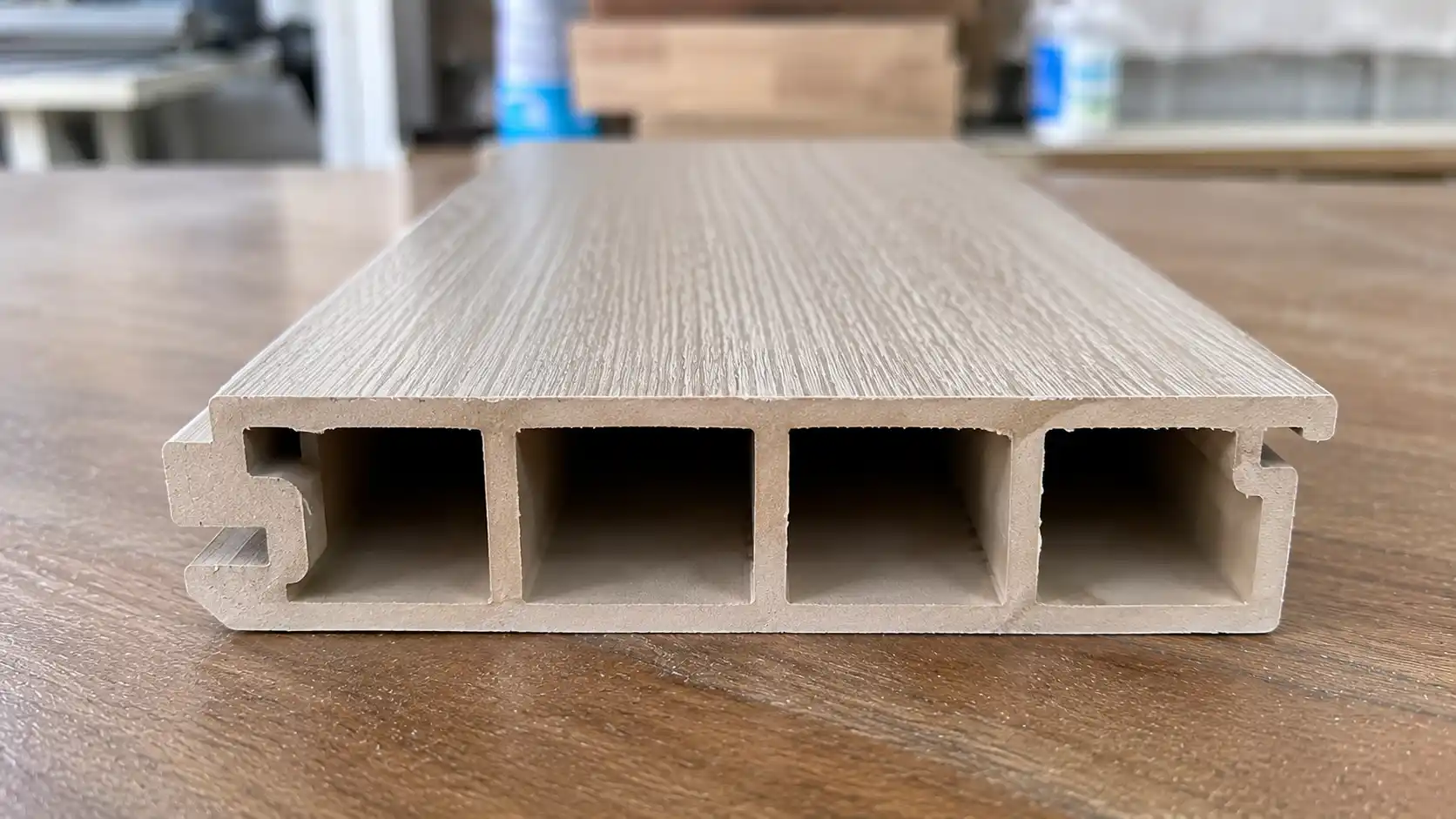 Mặt cắt cấu tạo cánh cửa nhựa composite hệ panel rỗng cách âm cách nhiệt