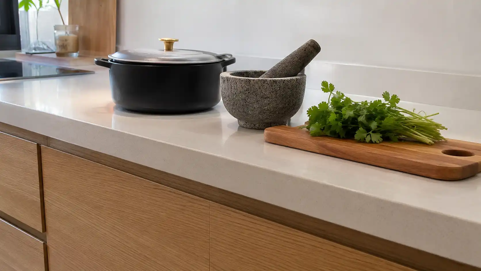 Mặt đá bếp dưới bằng phẳng chịu lực tốt dưới tải trọng đồ bếp nặng