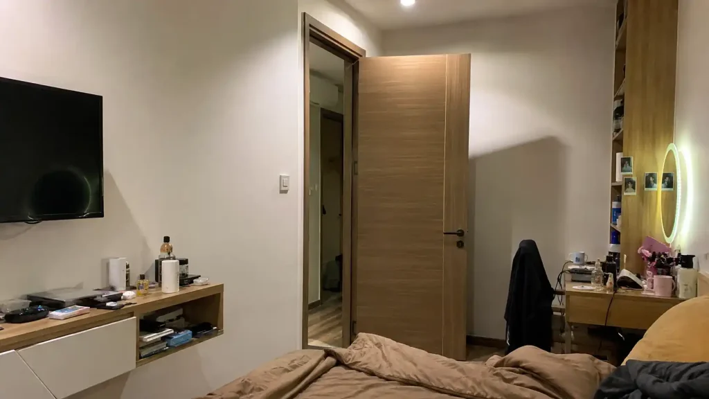 Mẫu cửa nhựa composite vân gỗ sồi lắp đặt hoàn thiện cho phòng ngủ hiện đại