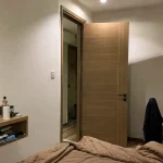 Mẫu cửa nhựa composite vân gỗ sồi lắp đặt hoàn thiện cho phòng ngủ hiện đại