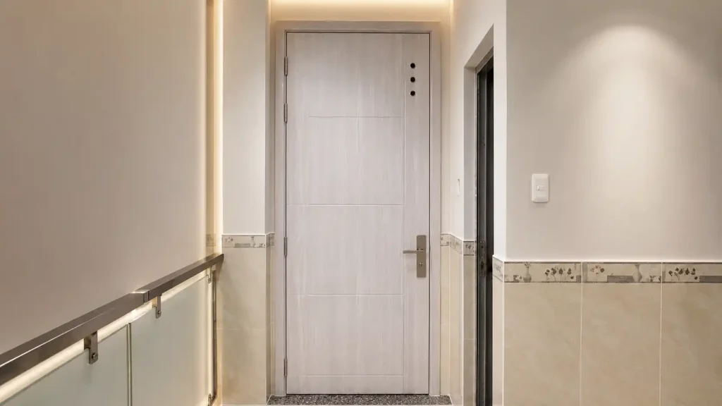 Mẫu cửa nhựa phòng ngủ đẹp Cần Thơ lắp đặt cho nhà phố hành lang hẹp