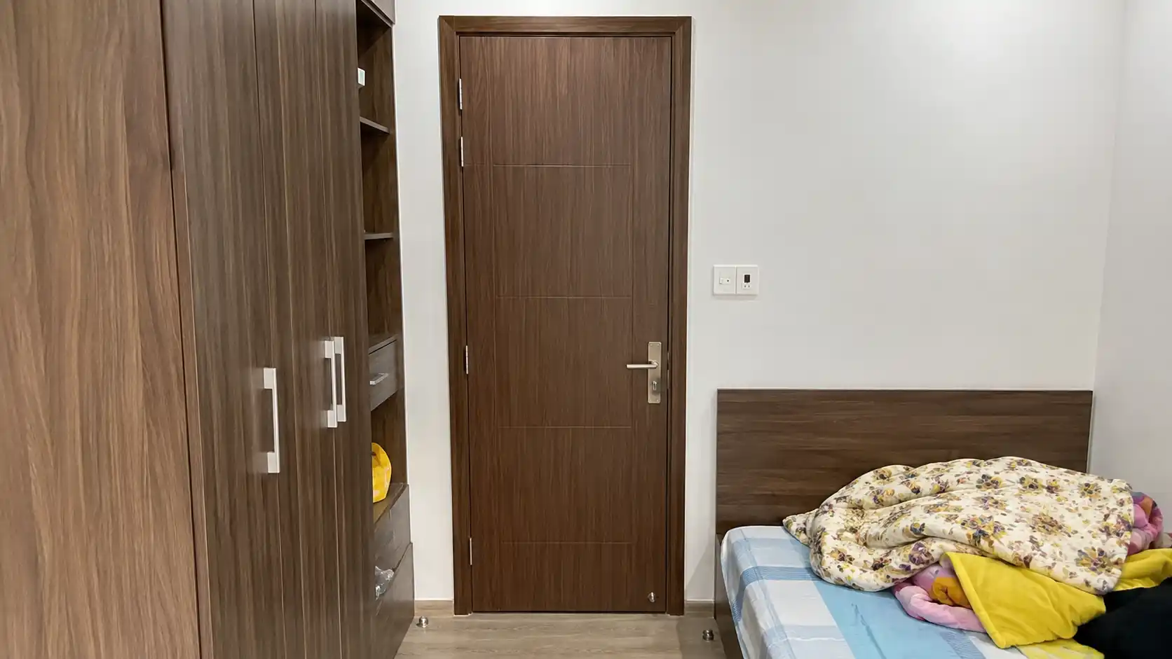Mẫu cửa nhựa phòng ngủ phẳng vân gỗ óc chó ấm cúng cho phòng nhỏ