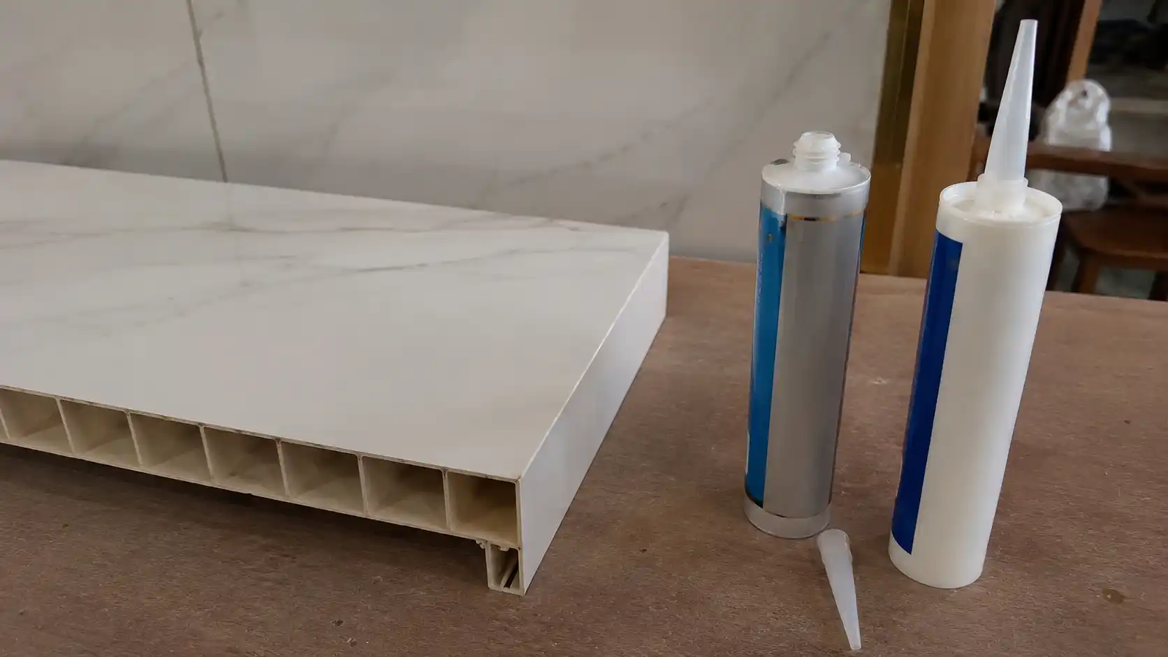 Phân biệt chai keo gốc dung môi và keo silicone trong thi công tấm nhựa PVC
