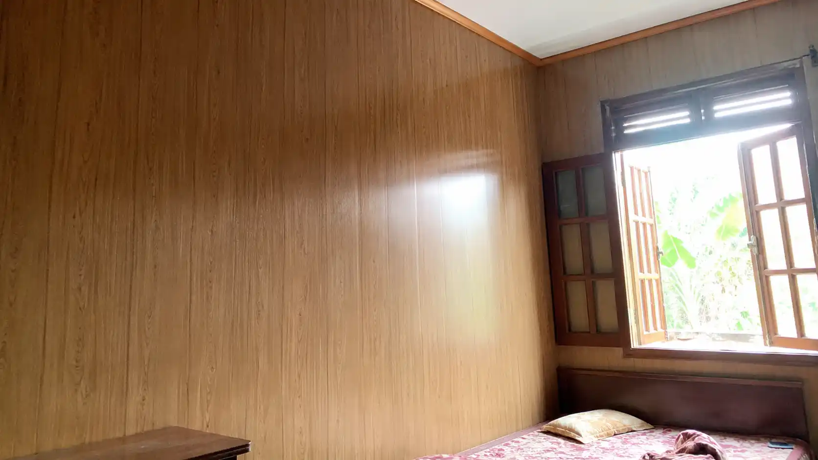 Phòng ngủ mới ốp vách tấm nhựa PVC được mở rộng cửa sổ để bay mùi keo