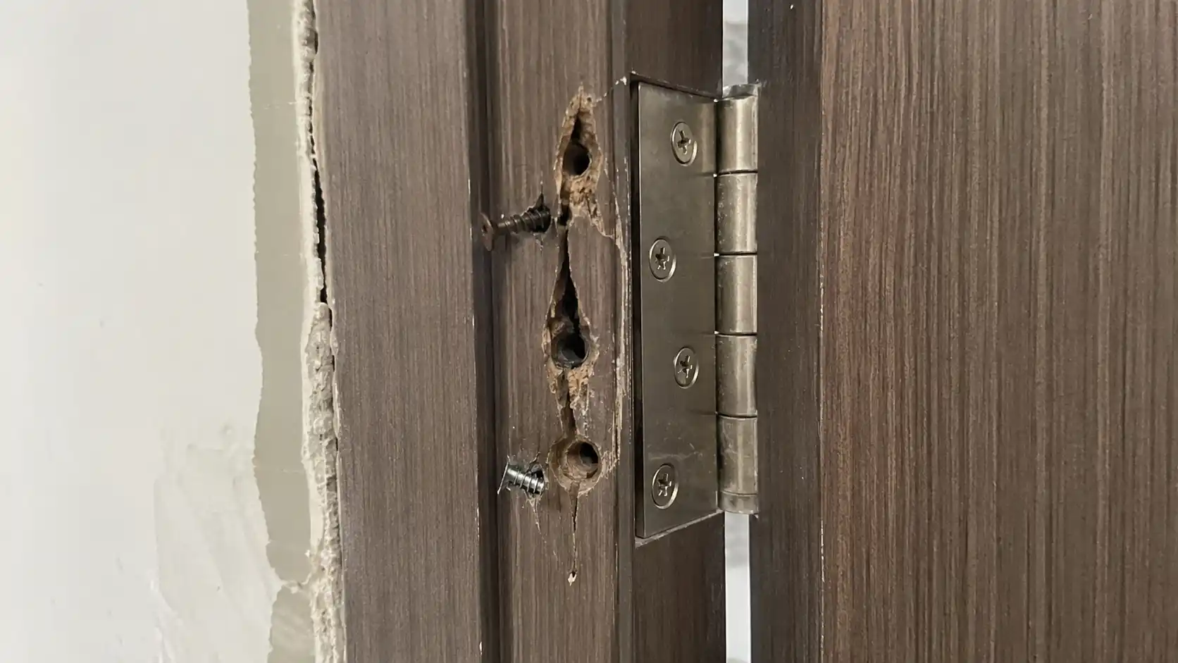 Rủi ro hỏng phôi nhựa tại vị trí bắt vít bản lề của cửa composite cũ