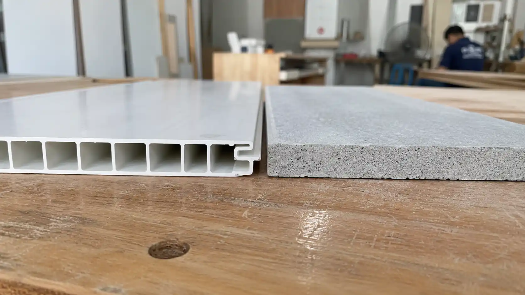 So sánh phôi tấm trần nhựa PVC và tấm Cemboard chịu nước