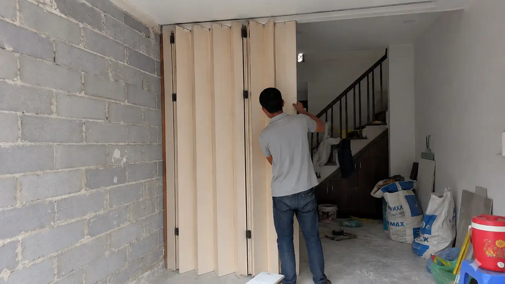 So sánh thi công cửa ngăn phòng di động nhẹ nhàng với xây tường gạch cố định