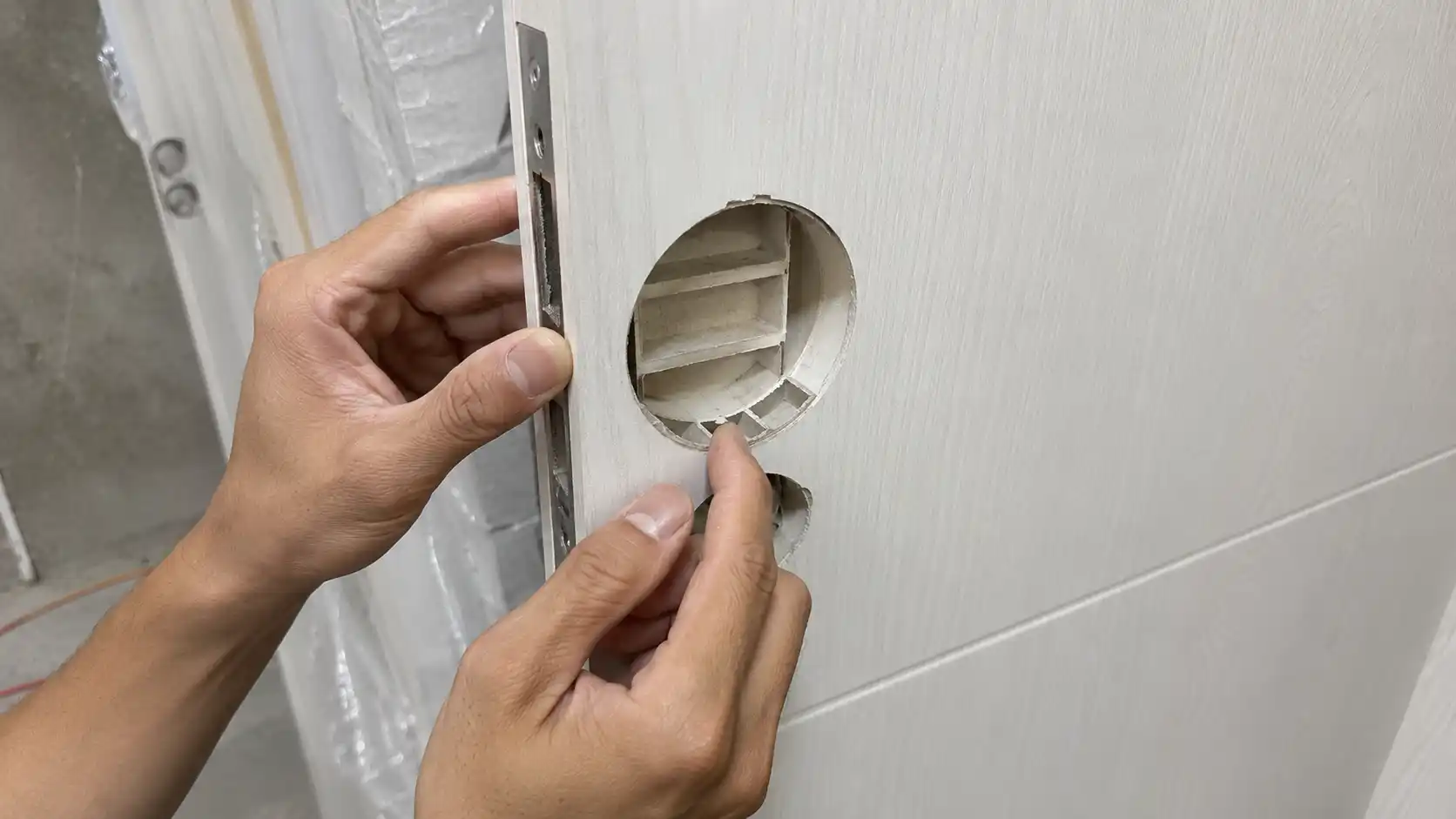 Soi lỗ khóa cửa khi thi công để kiểm tra phôi nhựa composite