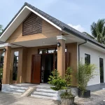 Tấm ốp tường nhà tiền chế miền Tây bằng nhựa giả gỗ ngoài hiên