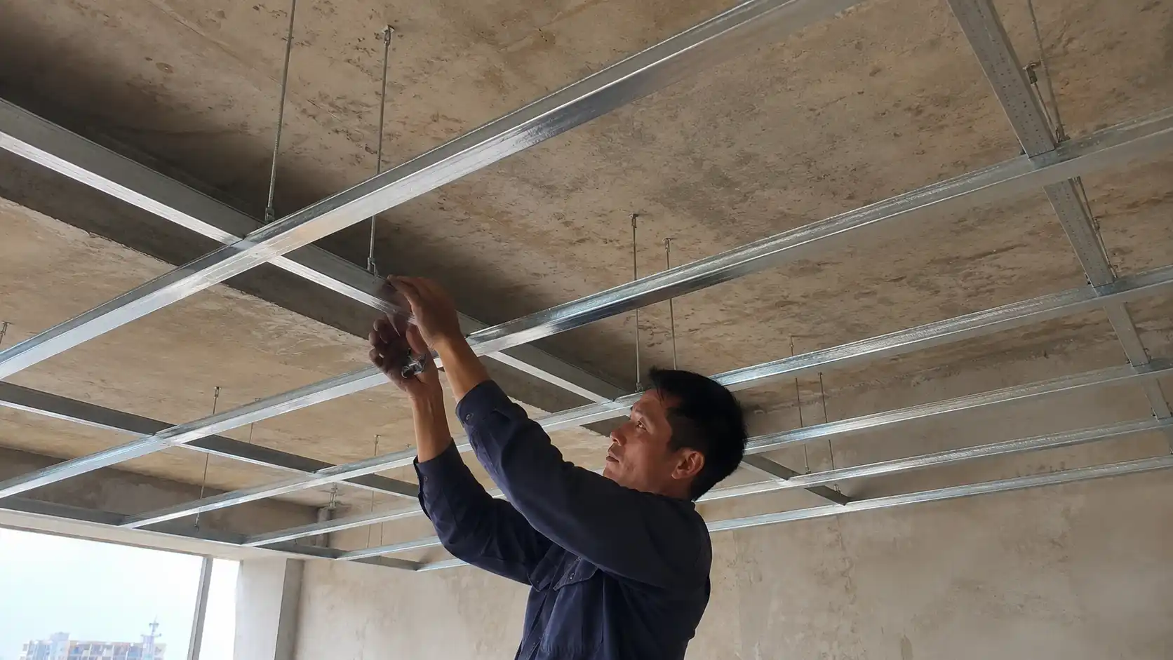 Thi công dàn khung xương sắt kẽm độc lập làm trần nhựa