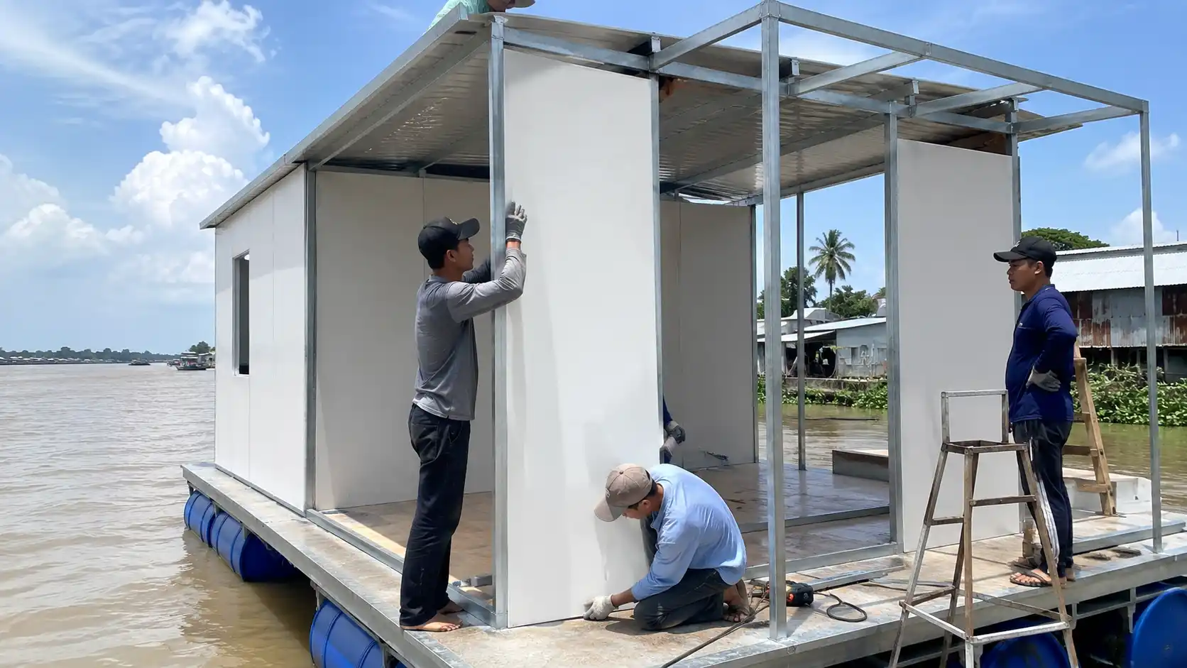 Thi công hệ vách bao che hai lớp cách nhiệt cho công trình nhà nổi