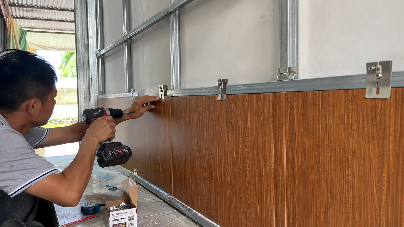 Thi công lắp đặt tấm ốp nhựa trên khung xương sắt kẽm phụ